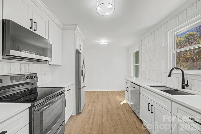 Building Photo - 357 Barnes St