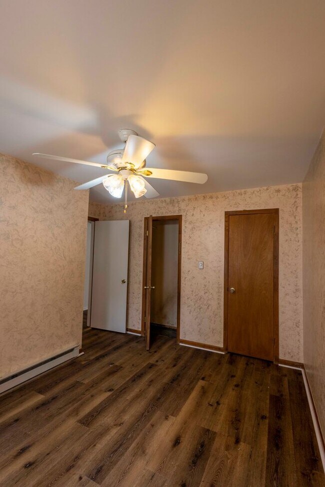 Building Photo - Cozy 4 Bedroom/2 Bathroom Detached Home in...