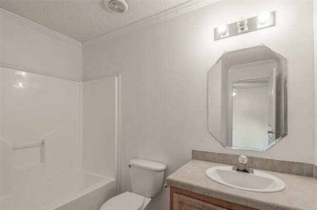 Building Photo - 144 Varsity Dr