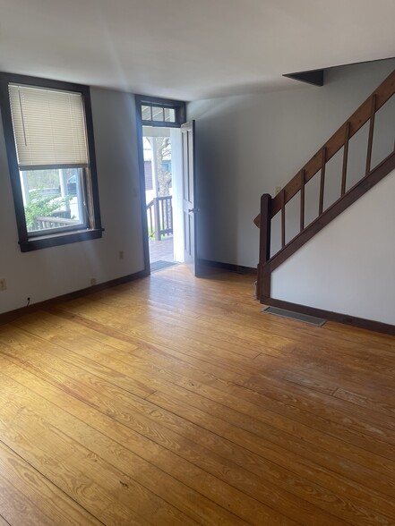 Building Photo - 117 River St