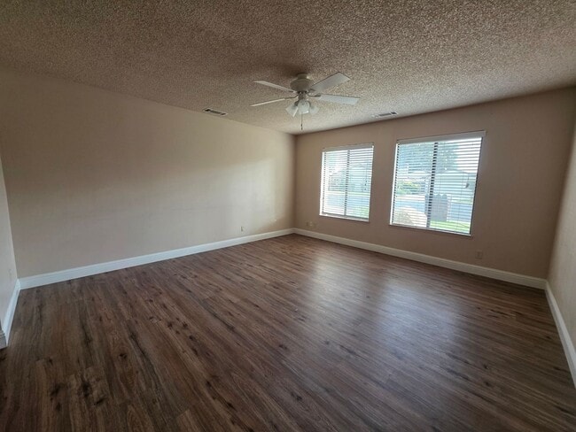 Building Photo - 2 bedroom 1 bathroom condo near Country Club!