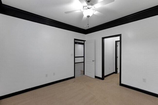 Building Photo - Spacious 3BR Townhome in Fayetteville