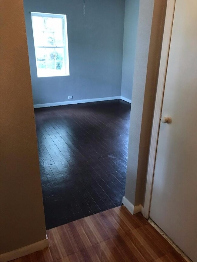 Building Photo - 3 bedrooms 1 bath