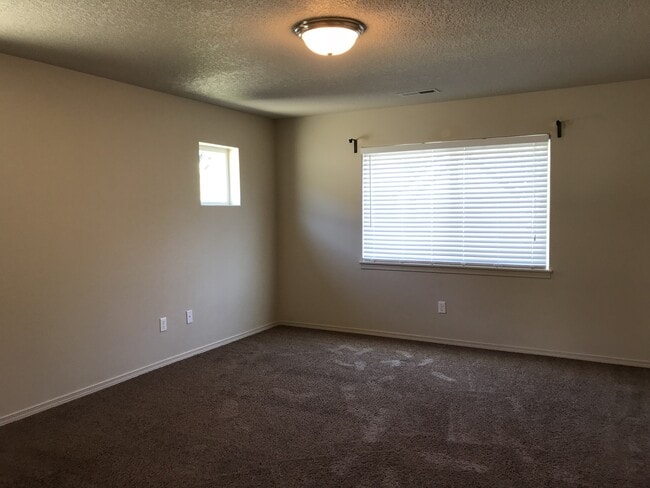 Building Photo - ONE MONTH FREE OF RENT!! Well Maintained, High Ceilings, Bonus Room, Great Location!