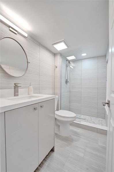 Building Photo - 3200 Port Royale Dr N