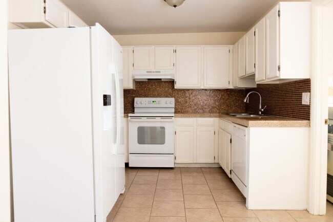 Building Photo - 830 W Rio-Altar