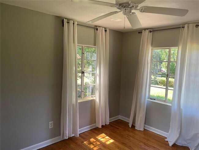 Building Photo - 1613 Normandy Dr