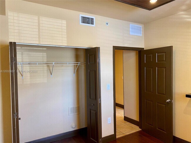 Building Photo - 8800 NW 107 Ct