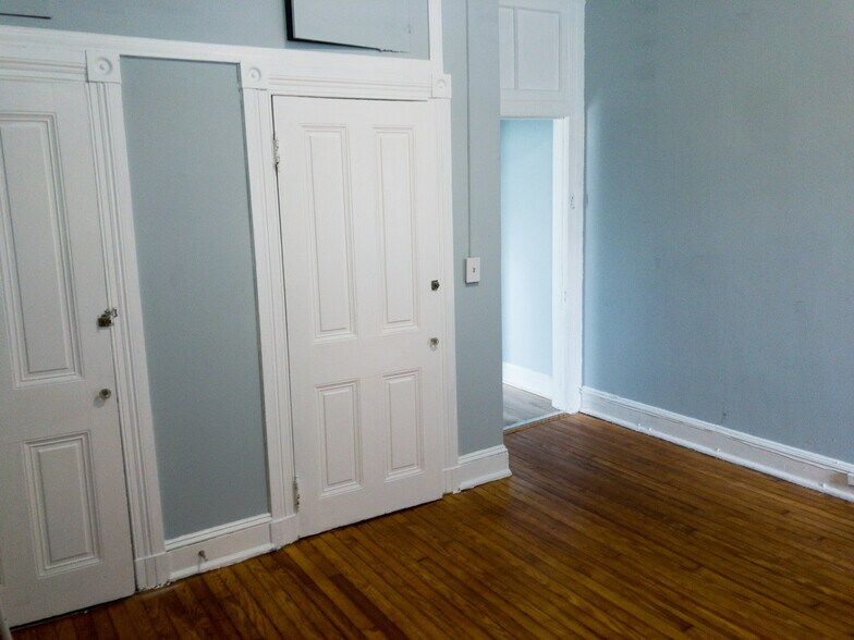 Living room - 1204 John St