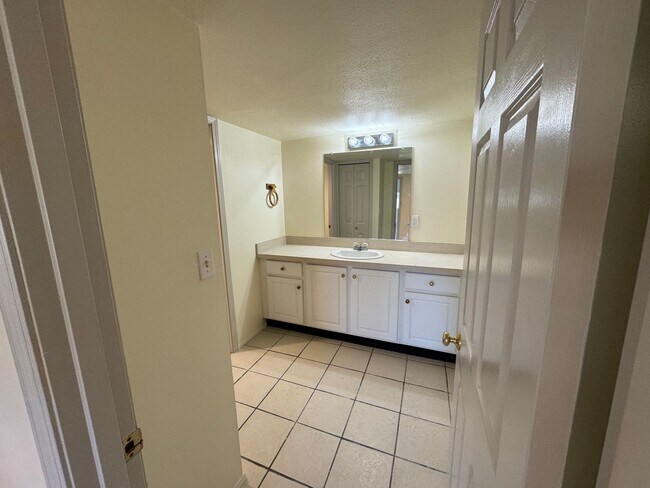 Building Photo - 1048/A/