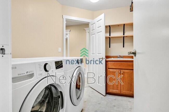 Building Photo - 1861 30th Ave NE