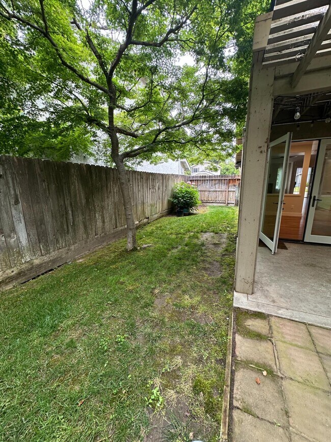 Building Photo - 813 E Mockingbird Ln