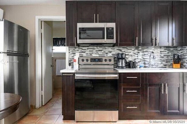 Building Photo - 531 NE 10th Ave