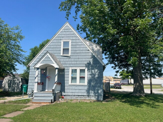 Building Photo - 207 New York St