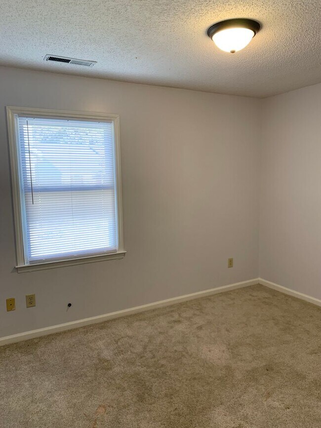 Building Photo - 128 Chesapeake Ct