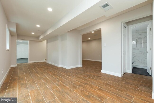 Building Photo - 9004 Roundleaf Way