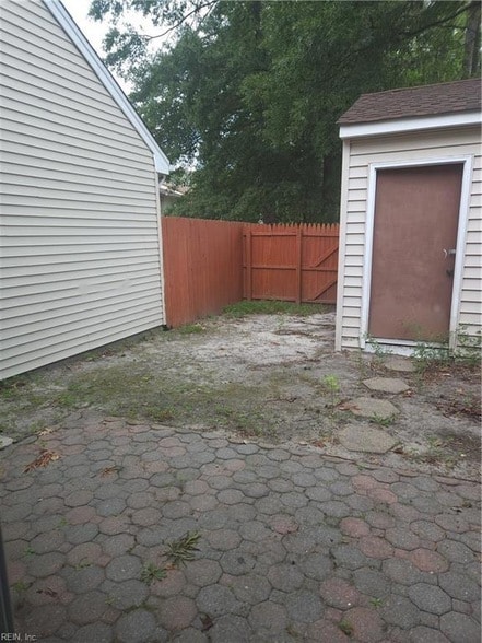 Building Photo - 330 Kinsmen Way