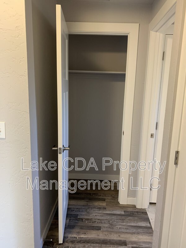 Building Photo - 1419 E Stiner Ave