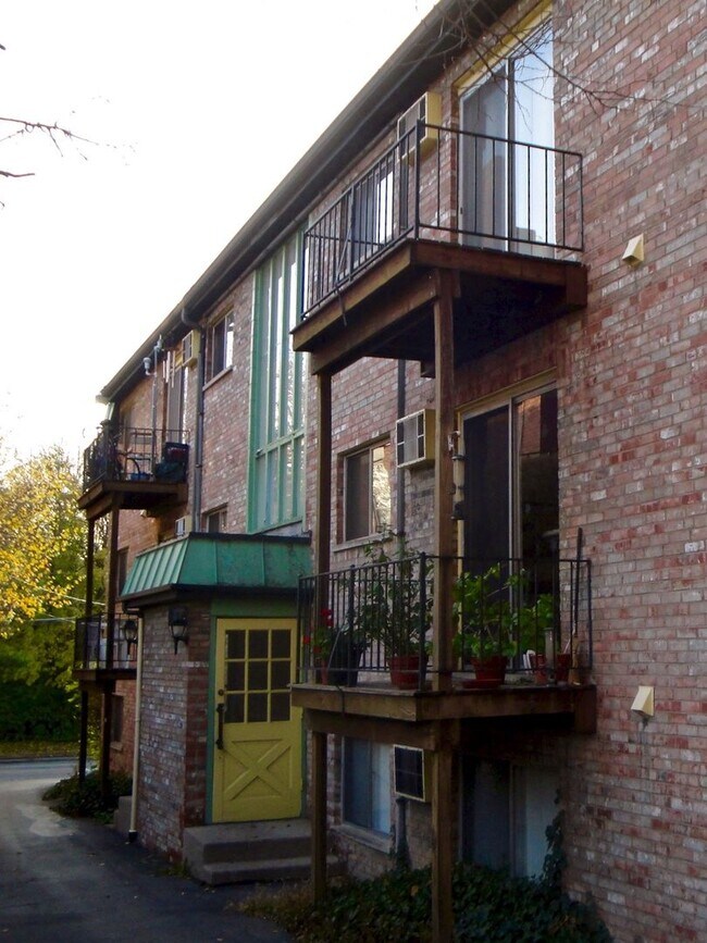 Interior Photo - 440 Ludlow Ave