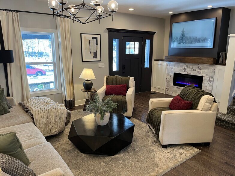Living room - 2627 Campbell St