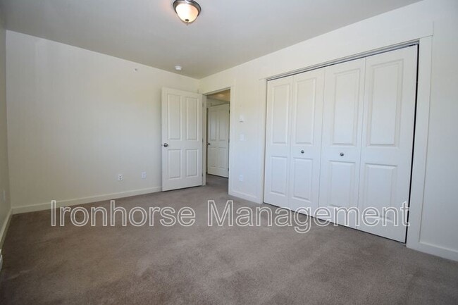 Building Photo - 807 W Villard St