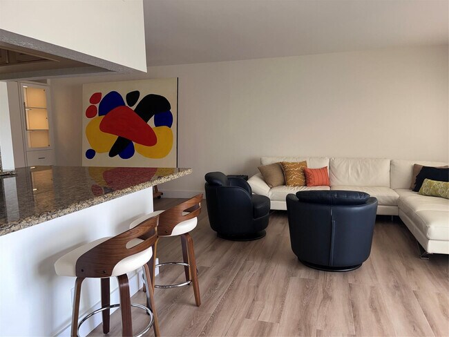 Building Photo - 330 SE 20th Ave