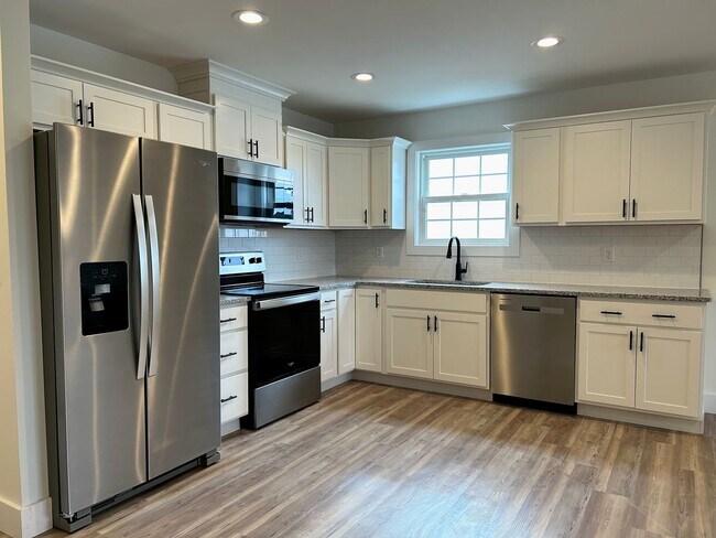 Building Photo - 213/215 Wyldwood Way