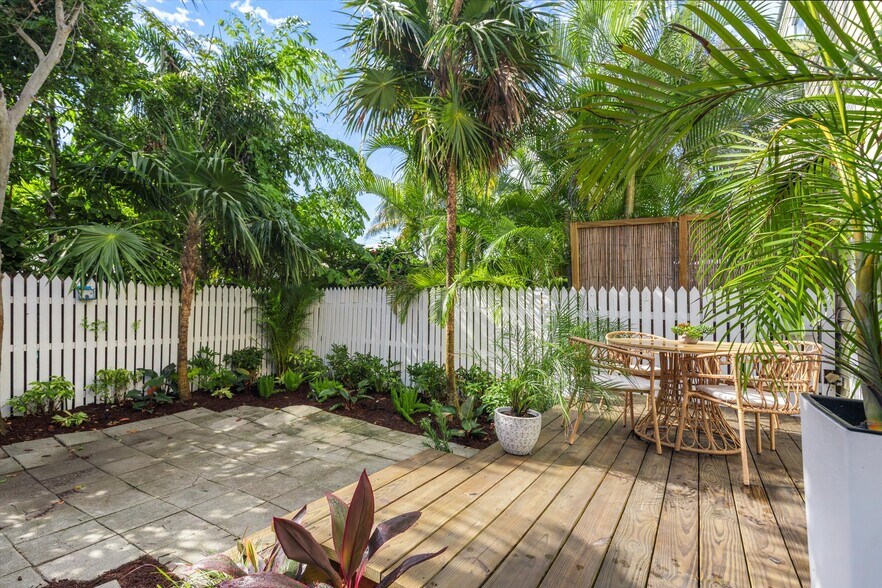 Building Photo - 634 Louisa St