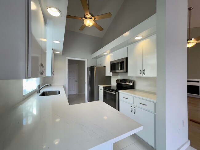 Building Photo - 208 E River Park Dr