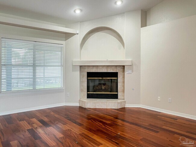 Building Photo - 512 Carson Dr