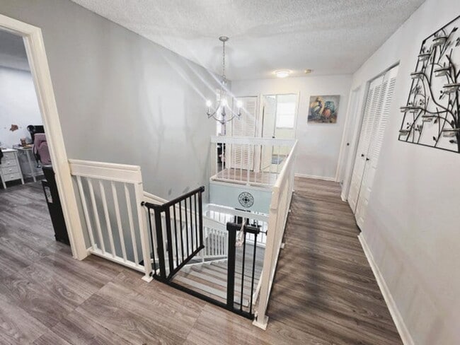 Building Photo - 5885 Northpointe Ln