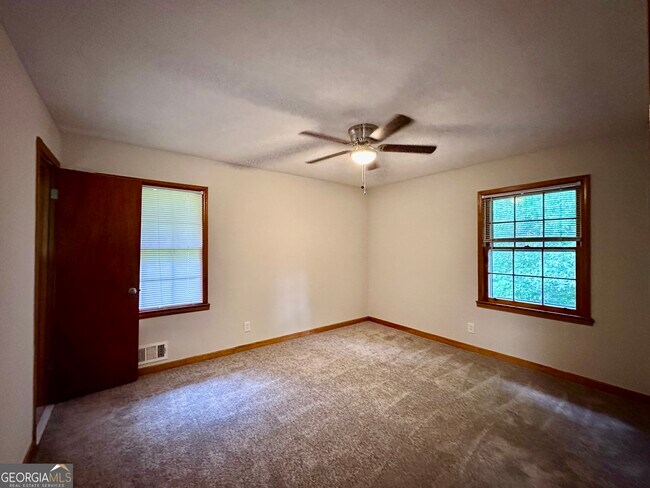 Building Photo - 5506 Woodland Dr