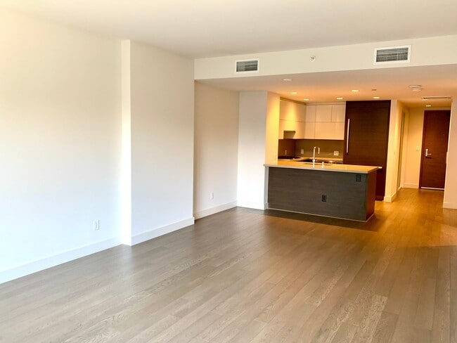 Building Photo - Insignia Condominium ~ Belltown/South Lake...