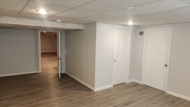 Building Photo - "Charming 3-Bed Oasis with 2.5 Baths on Carrington Court!"