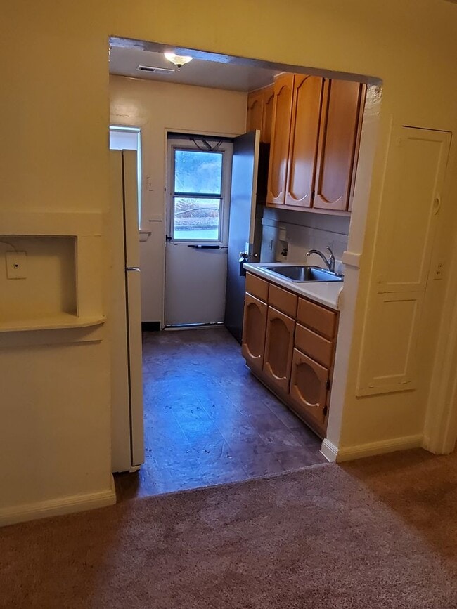 Building Photo - Elizabeth Park