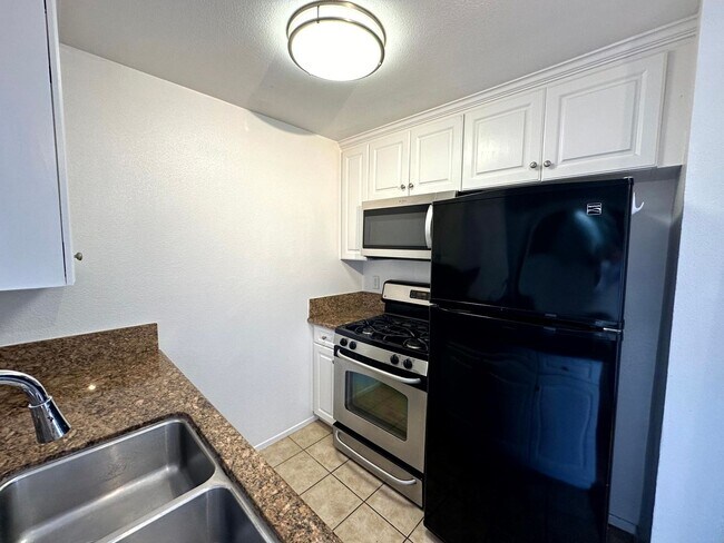 Building Photo - Fantastic 1 bed and 1 Bath with balcony an...