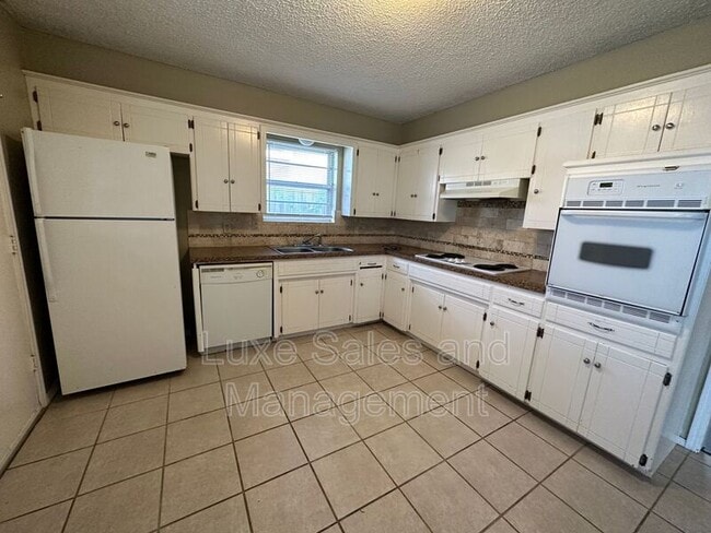 Building Photo - 621 Lotus Ave