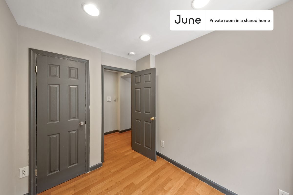 Building Photo - Room in Shared 3 bed/1 bath home in East Village