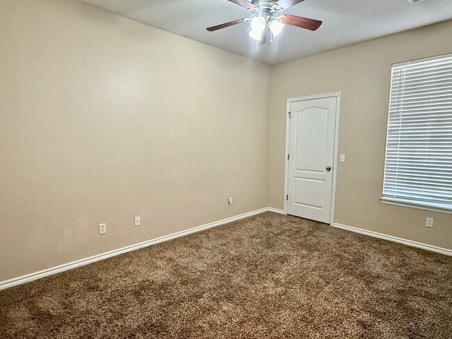 Building Photo - Cute 3 Bed Duplex In Yukon