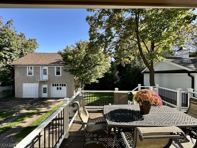 Building Photo - 12 Maple Ave