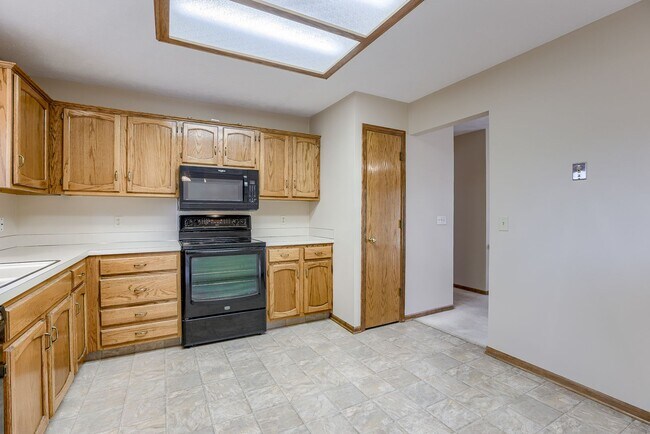 Building Photo - Millard 3 Bedroom!!