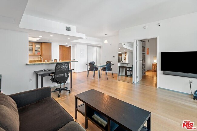 Building Photo - 13700 Marina Pointe Dr