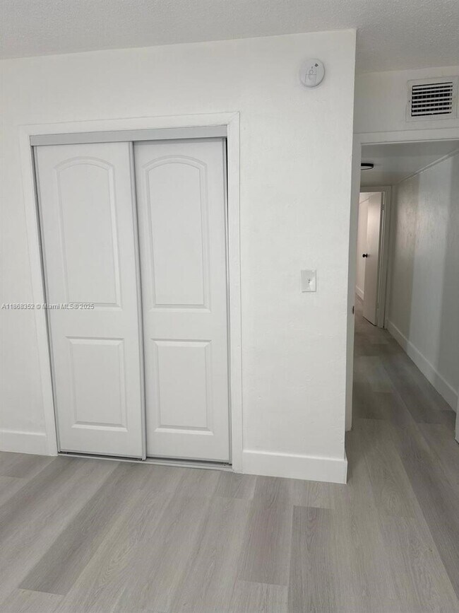 Building Photo - 1000 W 28th St