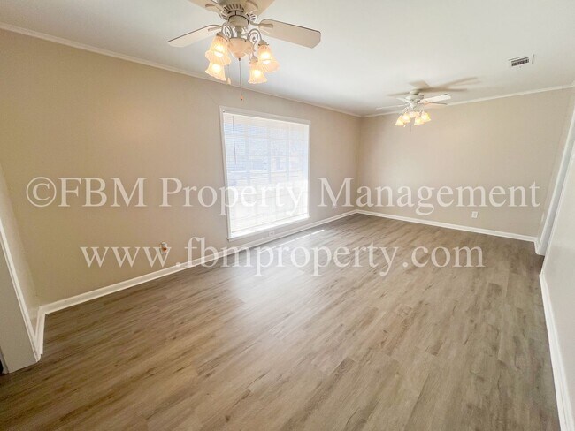 Building Photo - 1204 Williamsburg Dr