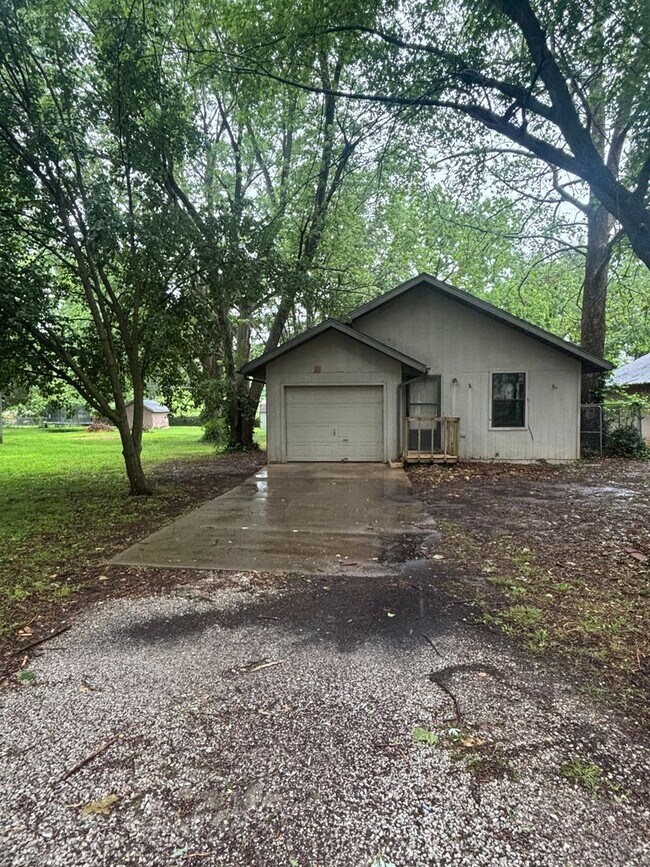 Primary Photo - 2 bedroom 1 bathroom 1 car garage