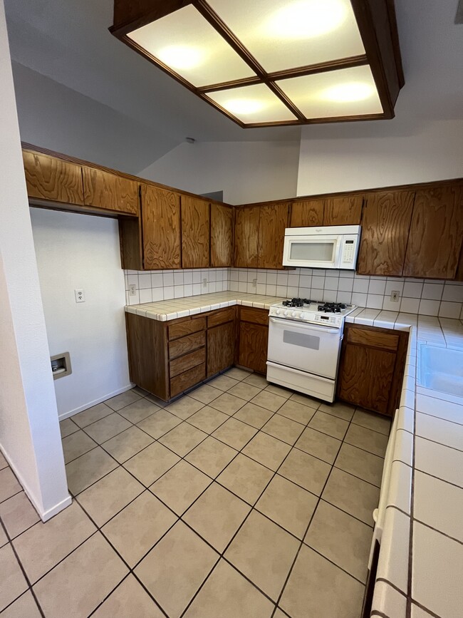Building Photo - 2146 Fernwood Dr