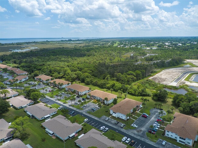 Building Photo - 1217 S Lakes End Dr