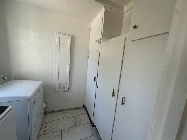 Building Photo - **Charming 3-Bedroom Home in Burbank Rancho**