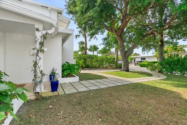 Building Photo - 240 Santa Lucia Dr