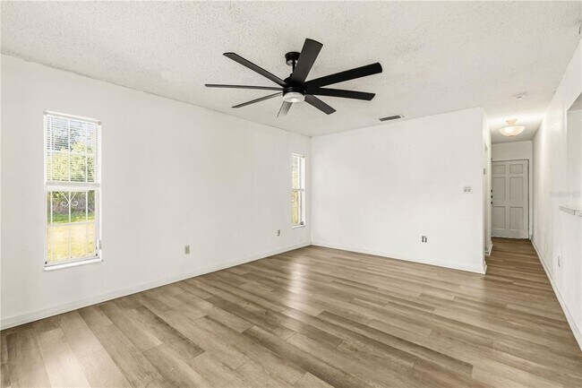 Building Photo - 2615 9th Ave Dr E